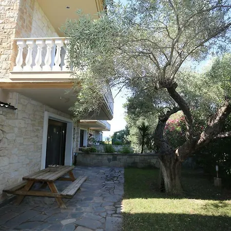 Argo 2 - Beachfront, Big Gardens, Location! *