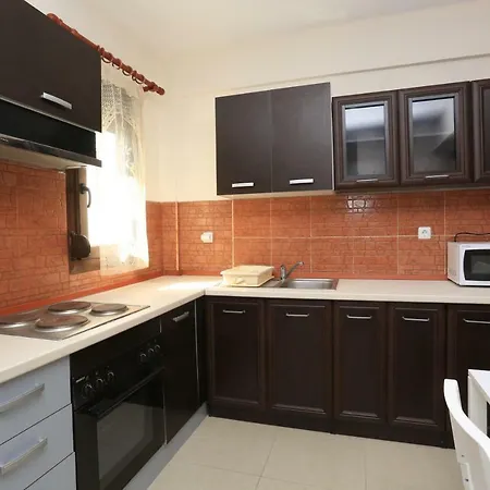 Argo 2 - Beachfront, Big Gardens, Location! *