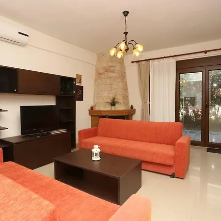 Argo 2 - Beachfront, Big Gardens, Location! Villa