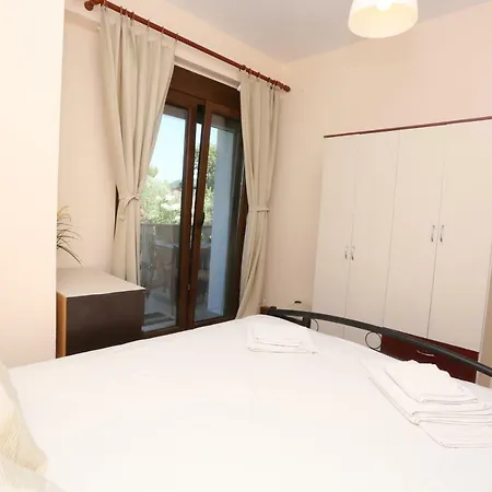 Villa Argo 2 - Beachfront, Big Gardens, Location! *