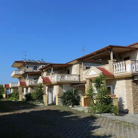 Argo 2 - Beachfront, Big Gardens, Location! Villa Pefkochori