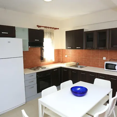 Argo 2 - Beachfront, Big Gardens, Location!