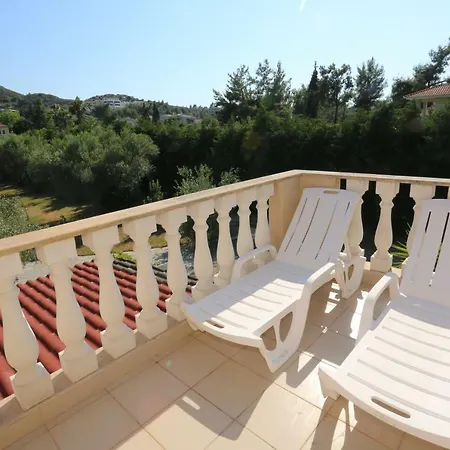 Argo 2 - Beachfront, Big Gardens, Location! *
