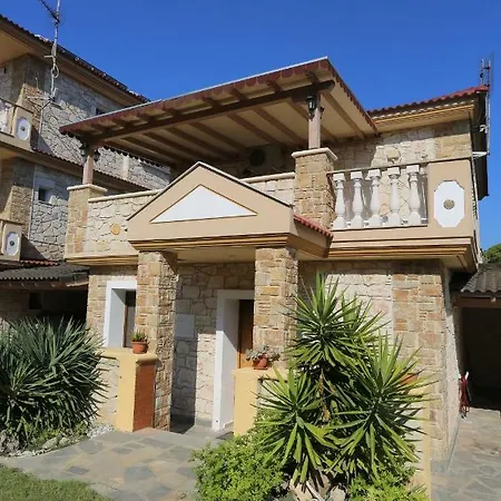 Villa Argo 2 - Beachfront, Big Gardens, Location!