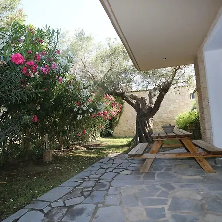Argo 2 - Beachfront, Big Gardens, Location!