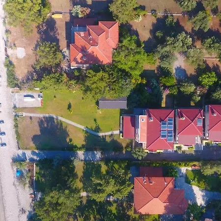 Argo 2 - Beachfront, Big Gardens, Location! *