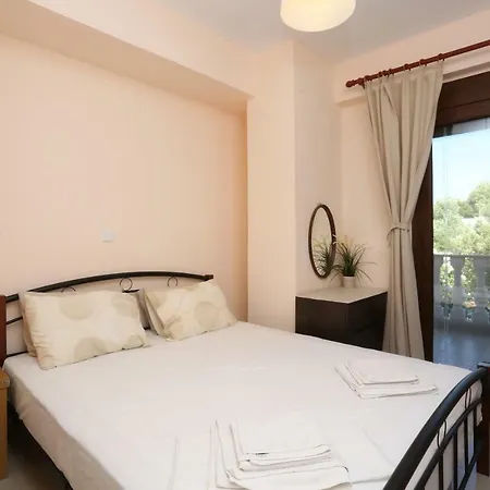 Argo 2 - Beachfront, Big Gardens, Location! *
