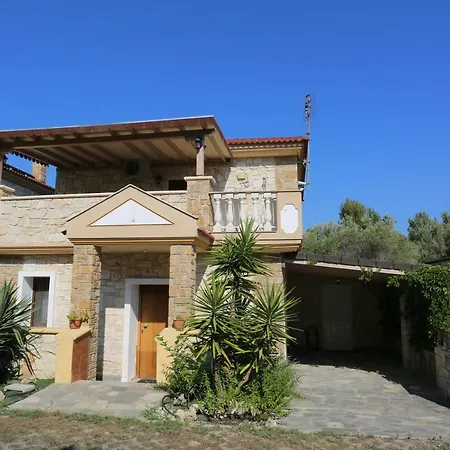 Argo 2 - Beachfront, Big Gardens, Location!